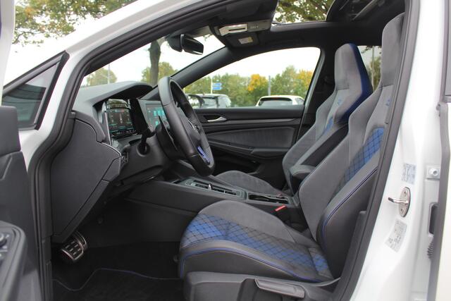 Volkswagen GOLF 2.0 TSI R 4Motion / Panoramadak / Camera / Sportuitlaat / 19'' / Matrix LED / Keyless / CarPlay / Stoelverwarming / Dodehoek / DAB / ACC