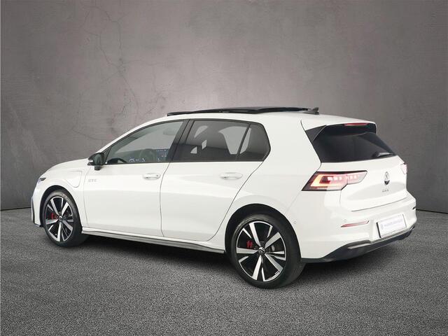Volkswagen GOLF 1.5 eHybrid GTE 272pk DSG Automaat, Panoramadak, Trekhaak, Lederen bekleding, Stoelverwarming, Black style, Achteruitrijcamera, Elektrisch verstelbare stoel, Dodehoeksensor, Adaptief onderstel