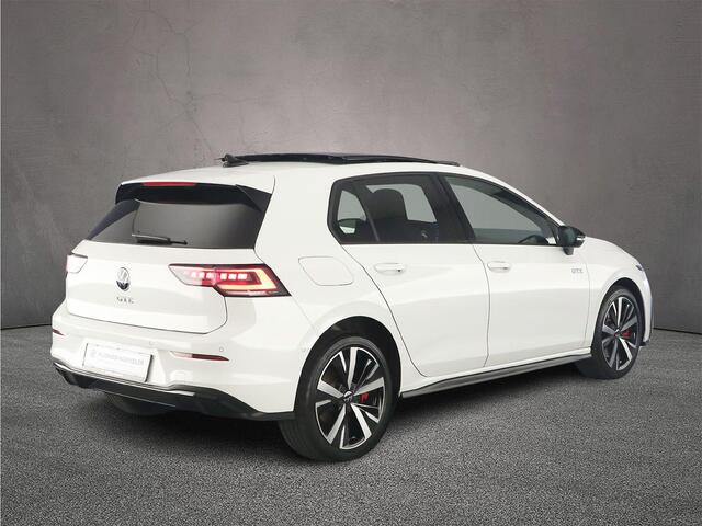 Volkswagen GOLF 1.5 eHybrid GTE 272pk DSG Automaat, Panoramadak, Trekhaak, Lederen bekleding, Stoelverwarming, Black style, Achteruitrijcamera, Elektrisch verstelbare stoel, Dodehoeksensor, Adaptief onderstel