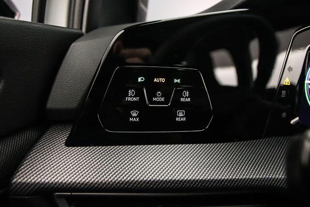 Volkswagen GOLF 1.5 eHybrid GTE 272pk DSG Automaat, Panoramadak, Trekhaak, Lederen bekleding, Stoelverwarming, Black style, Achteruitrijcamera, Elektrisch verstelbare stoel, Dodehoeksensor, Adaptief onderstel