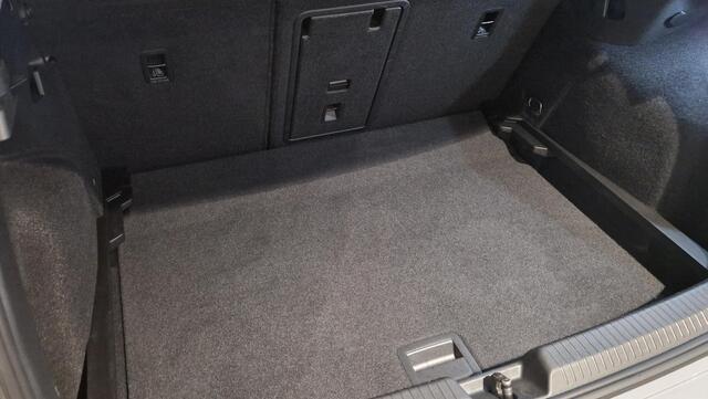 Volkswagen GOLF 1.0 TSI Life | Digitaal dashboard | Sfeerverlichting | Adaptive Cruisecontrol |