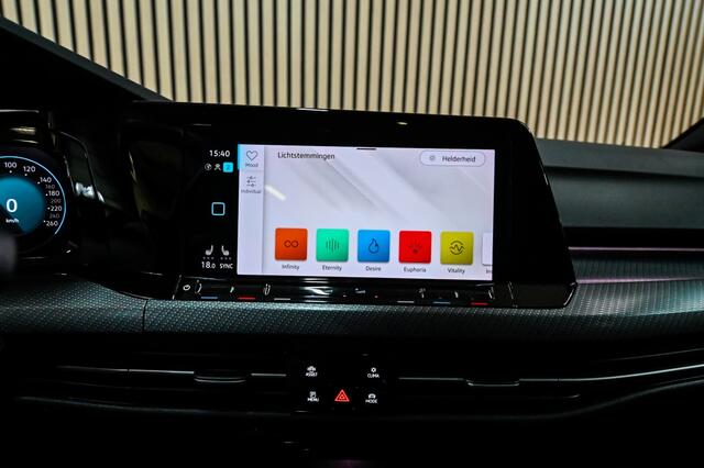 Volkswagen GOLF 1.5 eTSI R-Line | PANO | STOELVERWARMING