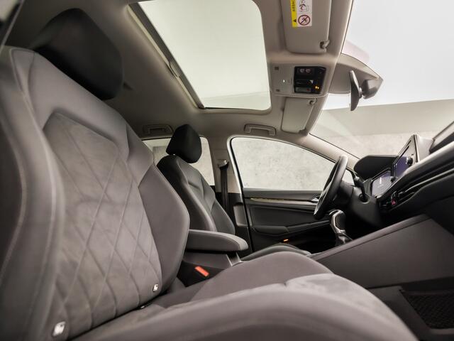 Volkswagen GOLF 1.5 TSI Sport (SCHUIFDAK, 4 CILINDER, APPLE CARPLAY, MEMORY SEATS, CAMERA, SFEERVERLICHTING, ALCANTARA, GETINT GLAS, LM VELGEN, NIEUWSTAAT)