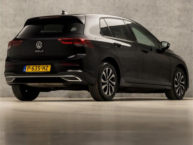 Volkswagen GOLF 1.0 TSI Sportline (APPLE CARPLAY, GROOT NAVI, SFEERVERLICHTING, KEYLESS, GETINT GLAS, SPORTSTOELEN, PARKEERSENSOREN, LM VELGEN, ADAPTIVE CRUISE, NIEUWSTAAT)