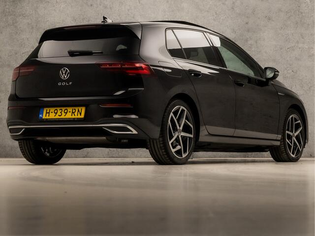 Volkswagen GOLF 1.5 TSI Sport (SCHUIFDAK, 4 CILINDER, MEMORY SEATS, HEAD-UP DISPLAY, STUUR/STOELVERWARMING, DYNAMISCHE KNIPPERLICHTEN, SPORTSTOELEN, CAMERA, GETINT GLAS, ALCANTARA, NIEUWE APK, NIEUWSTAAT)