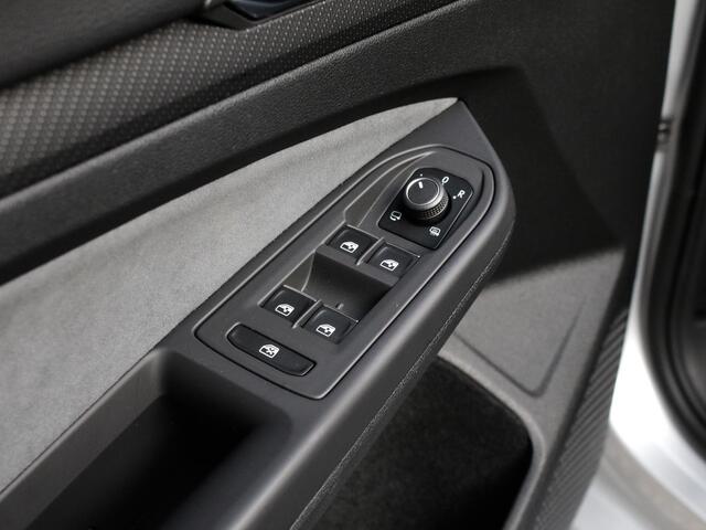 Volkswagen GOLF 1.5 eTSI R-Line | IQ Lights | Achteruitrijcamera