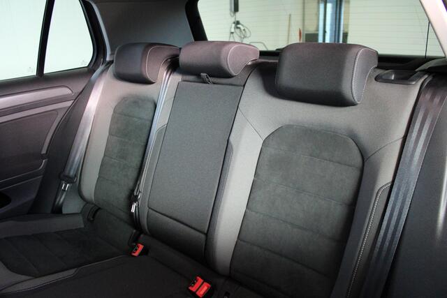 Volkswagen GOLF 1.6 TDI DSG Comfortline Trekhaak - Stoelverwarming - Ecc - Massage