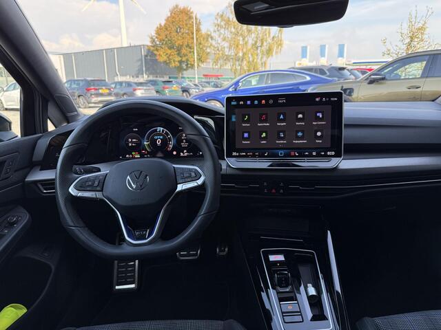 Volkswagen GOLF 1.5 eHybrid 272 Pk Automaat GTE | Nieuw Model | Matrix LED | Panoramadak | Head-Up | 360 Camera | DCC | Black Style | Trekhaak | 18 Inch | 12.605 Km!!