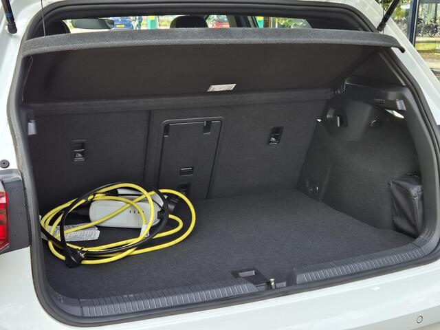 Volkswagen GOLF 1.4 eHybrid GTE | Digitaal Dashboard | Leer | Stoel + Stuurverwarming + Stoelkoeling| Navigatie | Climate Control | Parkeersensoren