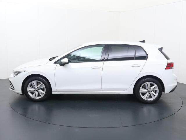 Volkswagen GOLF 1.0 TSI Life | 110 PK | Navigatiesysteem | Achteruitrijcamera | Voorstoelen verarmd |