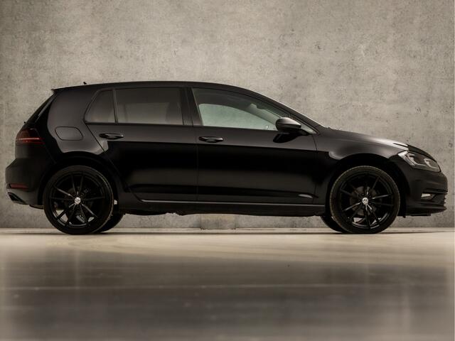 Volkswagen GOLF 1.0 TSI Sportline (APPLE CARPLAY, BLACK EDITION, CLIMATE, LED KOPLAMPEN, STOELVERWARMING, DYNAMISCHE KNIPPERLICHTEN, CAMERA, SPORTSTOELEN, ADAPTIVE CRUISE, GETINT GLAS, NIEUWSTAAT)