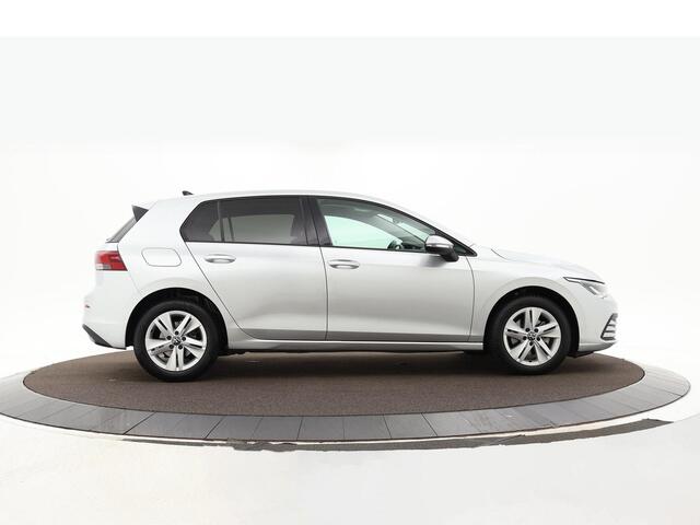 Volkswagen GOLF 1.0 eTsi 110pk DSG Life · Apple/Android Car Play · Navi · P-Sensoren · DAB · Getint Glas · 16'' Inch · Garantie t/m 28-03-2027 of 100.000km