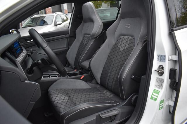 Volkswagen GOLF 1.5 eTSI R-Line Business+ Pano Keyless Lane Camera Trekhaak