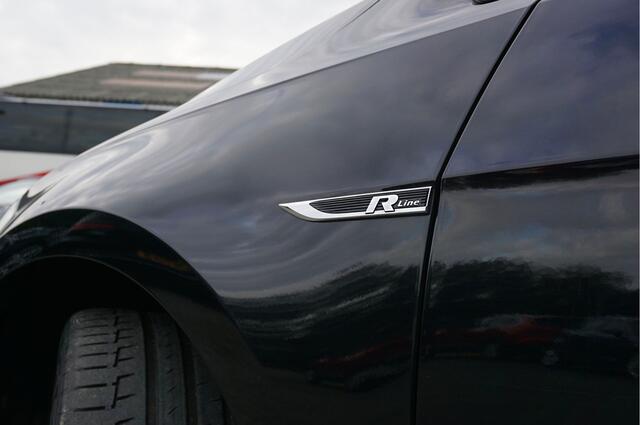 Volkswagen GOLF 1.5 TSI 150PK! 5drs 2X R-Line BJ2019 Lmv 17" | Led | Pdc | Navi | Dynamische knipperlichten | Sideskirts | Verwarmd voorruit | Achteruitrijcamera | App-Connect | Virtual cockpit | Climate control | Cruise control | Sportstoelen | Zwarte hemel