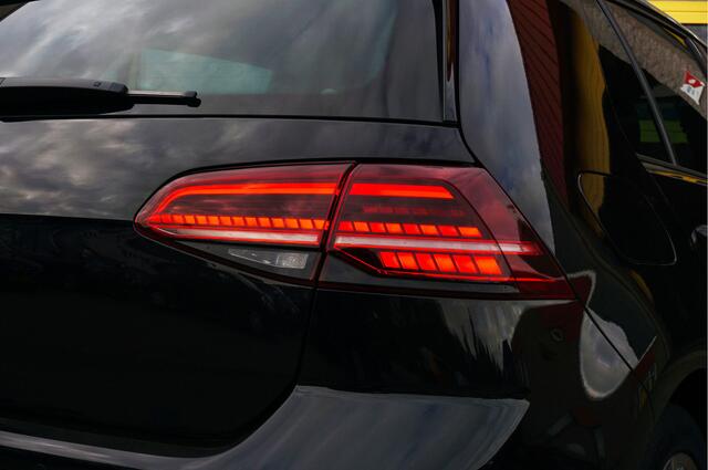 Volkswagen GOLF 1.5 TSI 150PK! 5drs 2X R-Line BJ2019 Lmv 17" | Led | Pdc | Navi | Dynamische knipperlichten | Sideskirts | Verwarmd voorruit | Achteruitrijcamera | App-Connect | Virtual cockpit | Climate control | Cruise control | Sportstoelen | Zwarte hemel