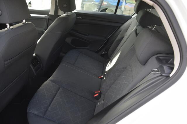 Volkswagen GOLF 1.0 eTSI Life Carplay | Adaptive cruise | LMV | Clima | Bluetooth | Navi | PDC