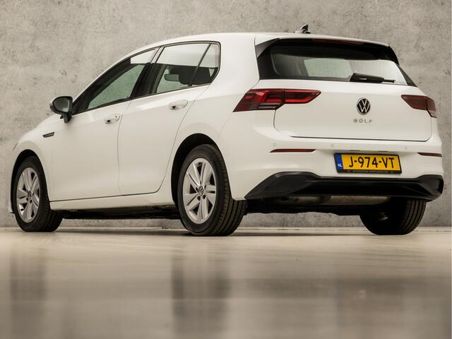Volkswagen GOLF 2.0 TDI Golf (APPLE CARPLAY, GROOT NAVI, KEYLESS, SPORTSTOELEN, PARKEERSENSOREN, SFEERVERLICHTING, STUUR/STOELVERWARMING, LM VELGEN, NIEUWE APK, NIEUWSTAAT)