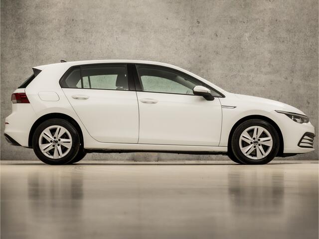 Volkswagen GOLF 2.0 TDI Golf (APPLE CARPLAY, GROOT NAVI, KEYLESS, SPORTSTOELEN, PARKEERSENSOREN, SFEERVERLICHTING, STUUR/STOELVERWARMING, LM VELGEN, NIEUWE APK, NIEUWSTAAT)