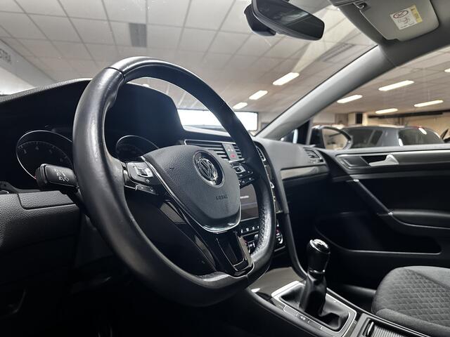 Volkswagen GOLF 1.5 TSI Highline/ Facelift!/ Trekhaak/ Apple + Android/ 16'' LMV/ Stoelverw./ Extra getint glas/ PDC V+A/ Navi/ Adaptive Cruise/ Multi. LEDER. Stuur/ Mistl./ LED Dagrijverl.