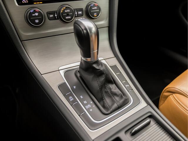 Volkswagen GOLF 1.0 TSI Sportline Automaat (NAVIGATIE, CLIMATE, CAMERA, XENON, STOELVERWARMING, LEDEREN SPORTSTOELEN, LM VELGEN, GETINT GLAS, LM VELGEN, PARKEERSENSOREN, NIEUWE APK, NIEUWSTAAT)