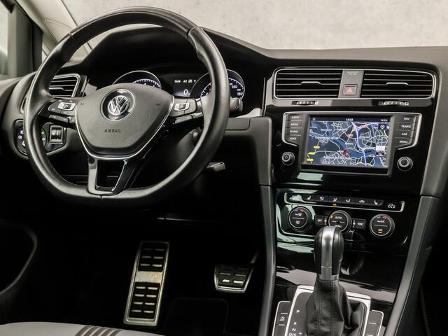 Volkswagen GOLF Variant 1.2 TSI Sportline Automaat (APPLE CARPLAY, NAVIGATIE, CLIMATE, STOELVERWARMING, GETINT GLAS, SPORTSTOELEN, LM VELGEN, PARKEERSENSOREN, NIEUWE APK, NIEUWSTAAT)