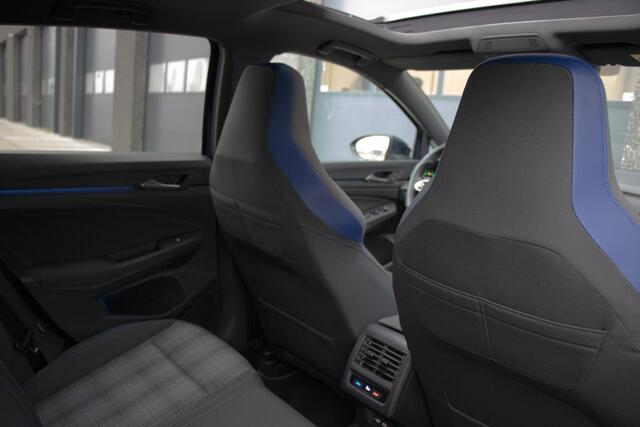 Volkswagen GOLF 1.4 eHybrid GTE | Pano | HUD | LED | IQ Lights | Carplay | Camera | Sfeer | Stuurverwarming | Stoelverwarming | ACC | Keyless | Lane Assist | Side Assist | Front Assist | 1 Eigenaar | Dealer Onderhouden | Garantie