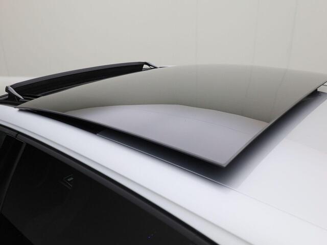 Volkswagen GOLF 1.5 eTSI 150pk DSG R-Line · Panoramadak · Camera · Stuur- & Stoelverwarming · Keyless · Sfeerverlichting · Garantie t/m 22-02-2026