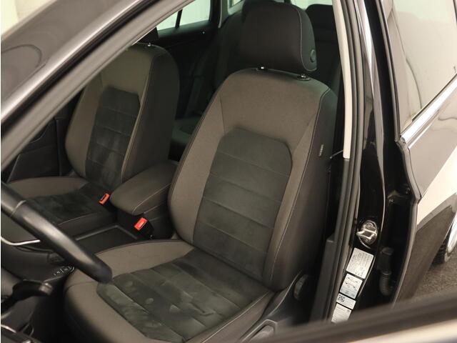 Volkswagen GOLF SPORTSVAN 1.5 TSI Highline Edition | Stoelverwarming | Trekhaak | Massage | Camera | Carplay | Full LED | Adaptive cruise | Navigatie | Climate control