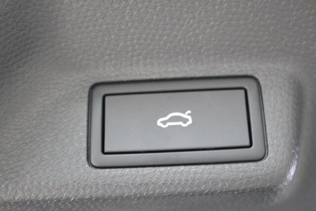 Volkswagen ID. Buzz Pro 77kWh 204PK IQ-Light | Trekhaak | Navigatie | El. schuifdeuren + achterklep | Stoelverwarming