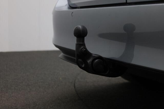 Volkswagen ID. Buzz Cargo 77 kWh 204 pk | Trekhaak | 3-zits | Achteruitrijcamera | Stoelverwarming | Adaptive Cruise | Keyless Entry