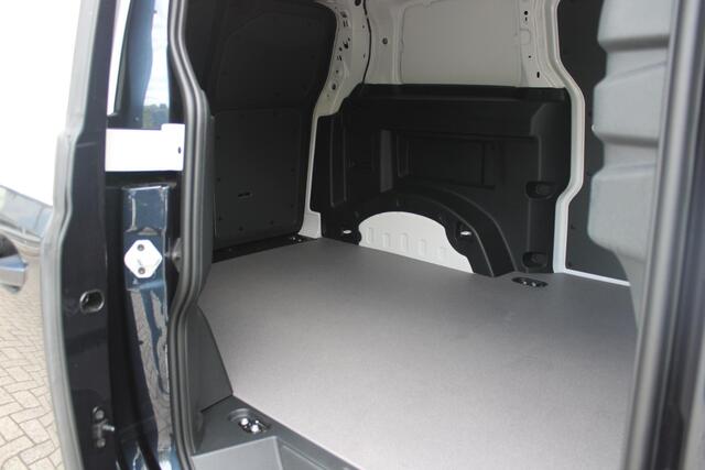 Volkswagen ID. Buzz Cargo 79 kWh | TREKHAAK ELEKTRISCH WEGKLAPBAAR | LAADRUIMTE PAKKET | STOEL/VOORRUIT VERWARMING | ELEKTRISCH BEDIENBARE SCHUIFDEUR | NAVIGATIE DISCOVER PRO | DRAADLOZE APPLE CARPLAY/ANDROID AUTO | CLIMATE CONTROL | ACHTERUITRIJ CAMERA | DODEHOEK DETECTIE | ADAPT