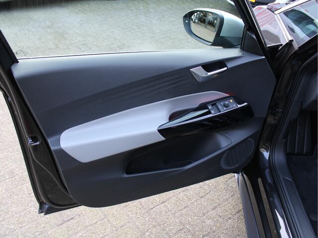 Volkswagen ID.3 First Plus 204PK 58 kWh /NAVI/MATRIX LED/Keyless/19'LM/PDC/Achteruitrijcamera/ACC/Standkachel/Stoelverw./NAP! 1e eig!