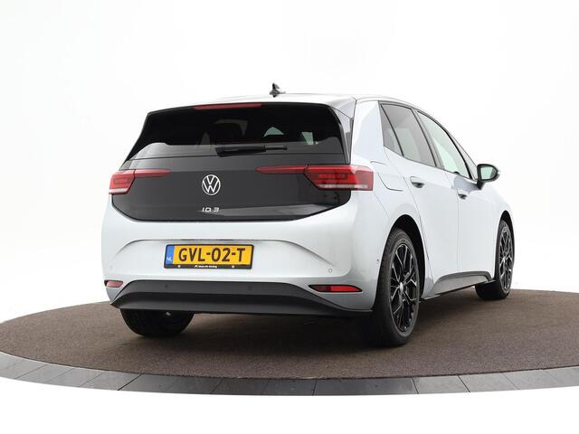 Volkswagen ID.3 Pure Oranje Edition 52kWh |125 kW/170pk Volkswagen ID.3 Pure Oranje Edition 52 kWh |125 kW / 170 pk H | 18" LM velgen met All-season banden | Lederen bekleding | Getint glas |
