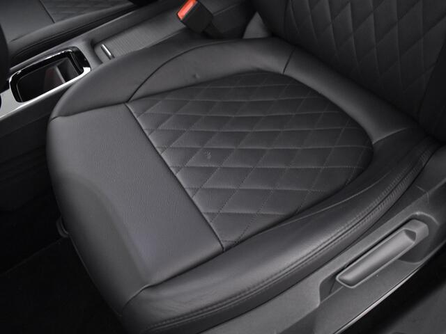 Volkswagen ID.3 Pure Oranje Edition 52kWh |125 kW/170pk Volkswagen ID.3 Pure Oranje Edition 52 kWh |125 kW / 170 pk H | 18" LM velgen met All-season banden | Lederen bekleding | Getint glas |