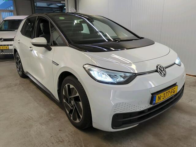 Volkswagen ID.3 Life 58 kWh Navigatie Apple Carplay/Android Auto Parkeersensoren Adaptive Cruise Control Stoel- en stuurverwarming Lichtmetalen velgen Climate Control