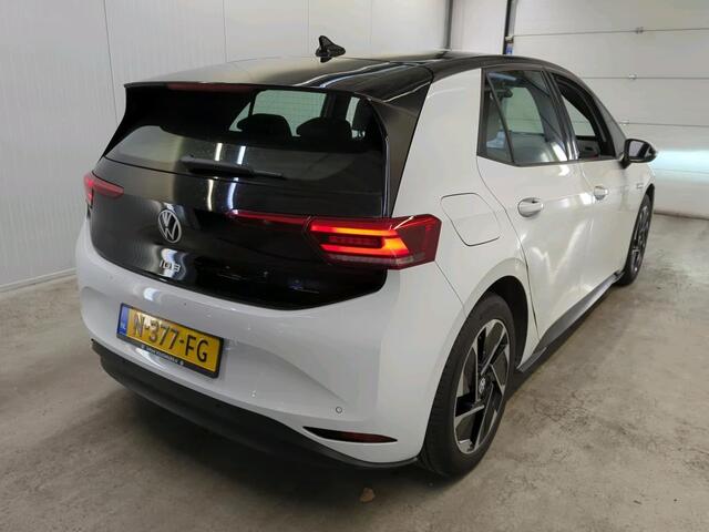 Volkswagen ID.3 Life 58 kWh Navigatie Apple Carplay/Android Auto Parkeersensoren Adaptive Cruise Control Stoel- en stuurverwarming Lichtmetalen velgen Climate Control