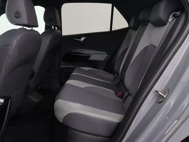 Volkswagen ID.3 First Plus 58 kWh | Trekhaak | Stoel & stuurverwarming | Matrix LED | Camera | Carplay | Sfeerverlichting | Adaptive cruise | Keyless | Navigatie | Climate control | Parkeerhulp