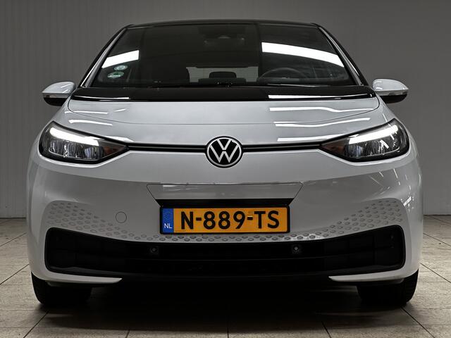 Volkswagen ID.3 Pro 58 kWh/ Two-Tone/ Apple + Android/ LED Koplampen/ Ambient Light/ Virtual Cockpit/ Adaptive Cruise/ Lane-Assist./ Navi/ Clima/ Cruise/ Armsteun/ Multi. LEDER. Stuur/ PDC V+A.