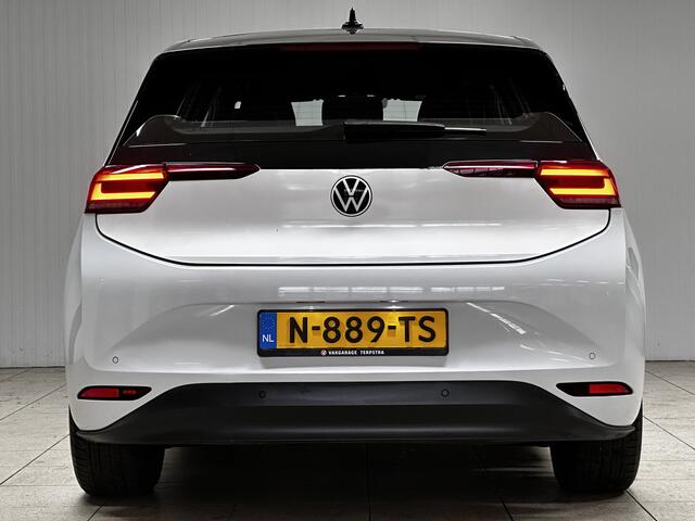 Volkswagen ID.3 Pro 58 kWh/ Two-Tone/ Apple + Android/ LED Koplampen/ Ambient Light/ Virtual Cockpit/ Adaptive Cruise/ Lane-Assist./ Navi/ Clima/ Cruise/ Armsteun/ Multi. LEDER. Stuur/ PDC V+A.