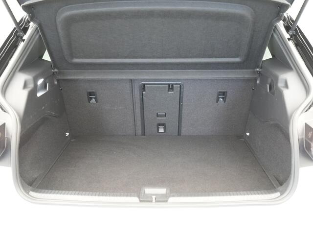 Volkswagen ID.3 First Max 58 kWh 204pk Trekhaak Navigatie Camera Stoelverwarming Side ass.