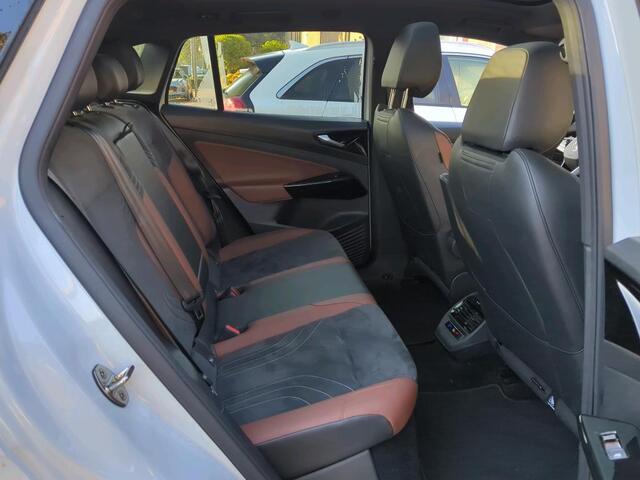 Volkswagen ID.4 Tech 77 kWh / Warmte pomp / Memory seat / Navigatie / 360 Camera / Pano / Lichtmetaal 19 inch /