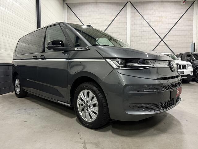 Volkswagen MULTIVAN 1.4 eHybrid Style 7p. LEER-ALCANTARA/TREKHAAK/IQ-LIGHT/EL.SCUIFDEUREN/SFEER/NAVI/CARPLAY/ADAPTIVE CRUISE/CHROOMSTRIP EXTERIEUR/PRIVACY/INDIUMGRAU-METALLIC/BOUWJAAR 04-2023/BTW-AUTO, PRIJS IS INCL. BTW