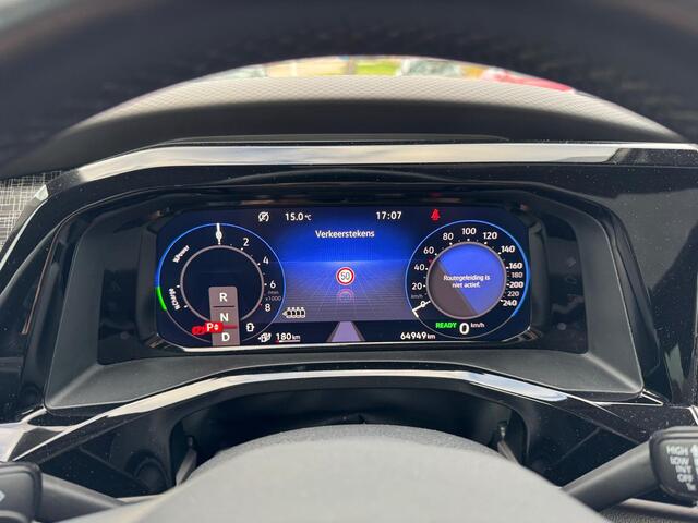 Volkswagen MULTIVAN 1.4 eHybrid 218 Pk Automaat 6-Persoons | Elektrische schuifdeur | Trekhaak | Panoramadak | LED | Adaptive Cruise | Camera | Carplay | 18 Inch | 64.949 Km!!