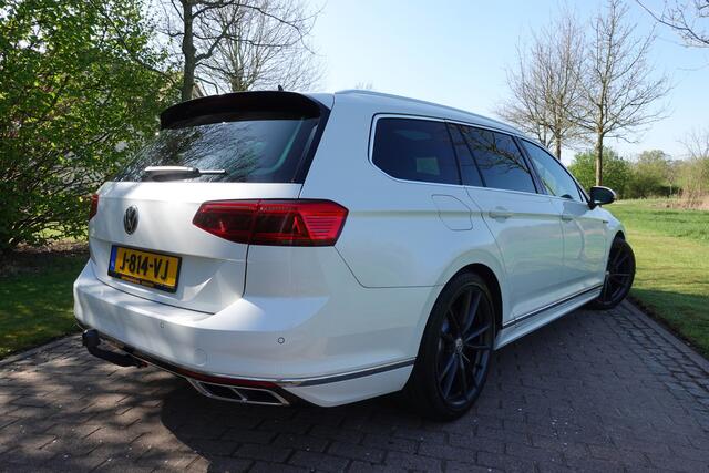 Volkswagen PASSAT Variant 2.0 TSI Elegance Business R Dynaudio | Camera | Panoramadak | Adaptieve cruise control | Carplay | Stoelverwarming | Trekhaak | LED |