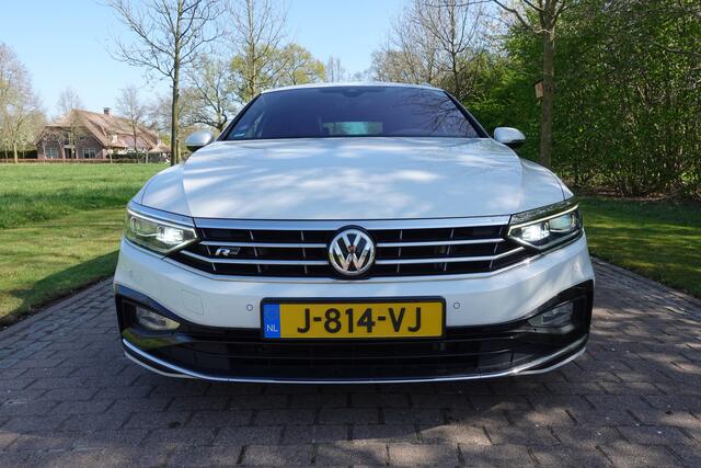 Volkswagen PASSAT Variant 2.0 TSI Elegance Business R Dynaudio | Camera | Panoramadak | Adaptieve cruise control | Carplay | Stoelverwarming | Trekhaak | LED |