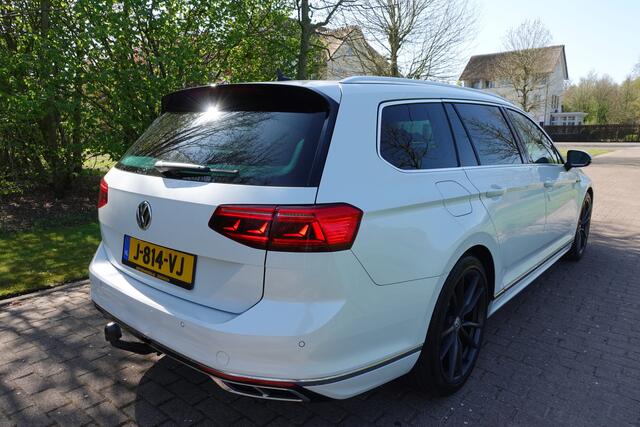 Volkswagen PASSAT Variant 2.0 TSI Elegance Business R Dynaudio | Camera | Panoramadak | Adaptieve cruise control | Carplay | Stoelverwarming | Trekhaak | LED |
