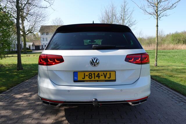 Volkswagen PASSAT Variant 2.0 TSI Elegance Business R Dynaudio | Camera | Panoramadak | Adaptieve cruise control | Carplay | Stoelverwarming | Trekhaak | LED |