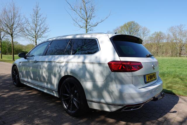 Volkswagen PASSAT Variant 2.0 TSI Elegance Business R Dynaudio | Camera | Panoramadak | Adaptieve cruise control | Carplay | Stoelverwarming | Trekhaak | LED |