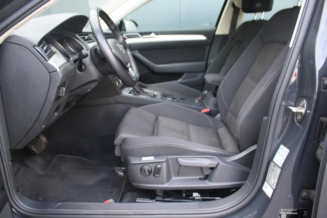 Volkswagen PASSAT 1.5 TSI Comfortline Business AUTOMAAT - NAVIGATIE - TREKHAAK