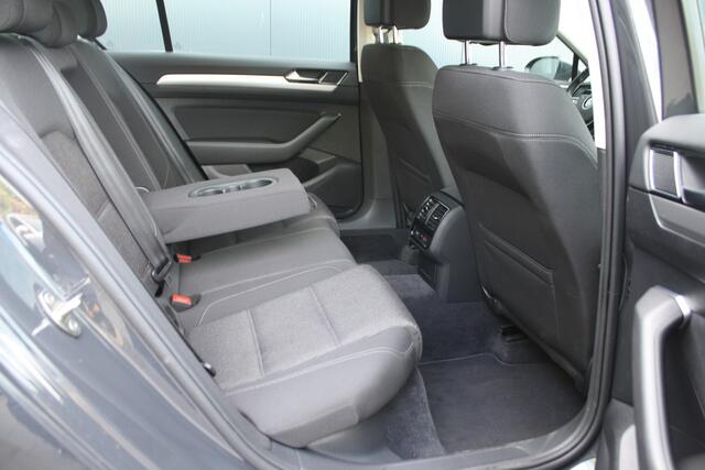 Volkswagen PASSAT 1.5 TSI Comfortline Business AUTOMAAT - NAVIGATIE - TREKHAAK